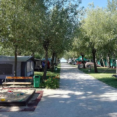 Eldoradó Fogadó és Kemping Vonyarcvashegy Exterior foto